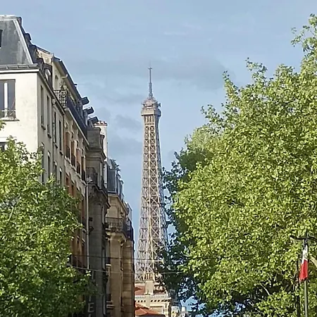 Quiet Near Eiffel Tower * París